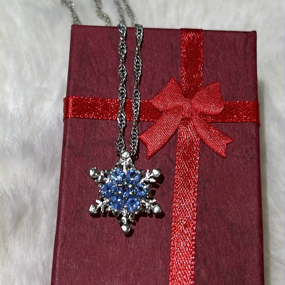 Frosty Snowflake Necklace - Picture 5 of 10
